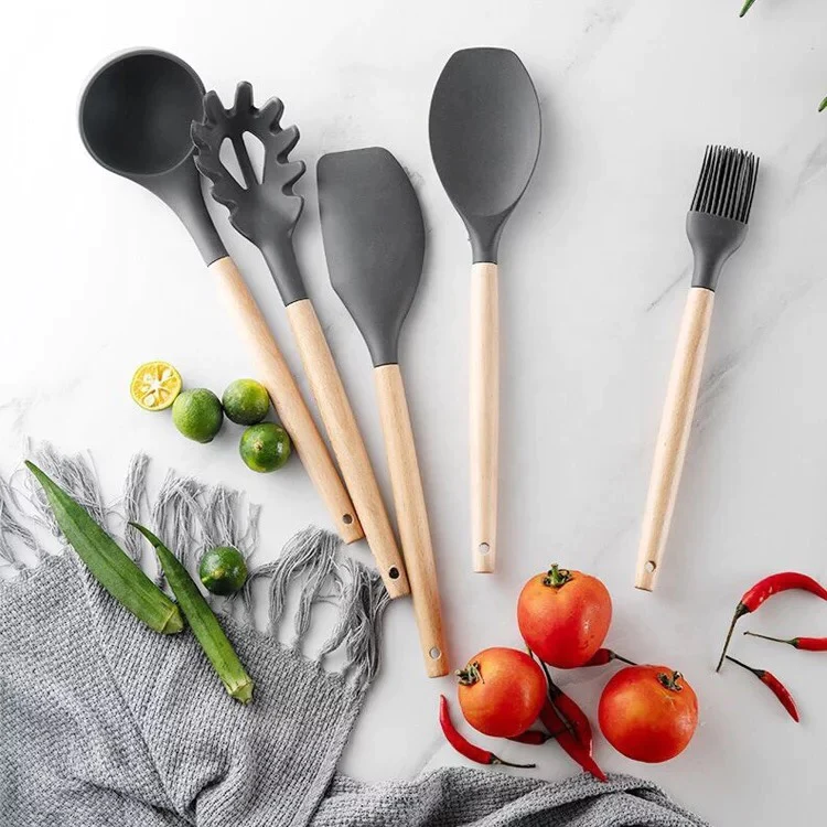 12 Pcs Set Wooden Handle Silicone Kitchen Utensils With Storage Bucket High Temperature Resistant And Non Stick Pot Spatula Spoon( Random Colors)