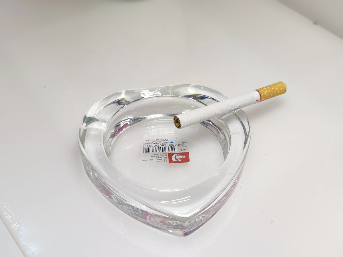 Glassware Cigarette Ashtray Heart Shape Eyes toching Desing For Home,car and Office beautiful for Dinning Table